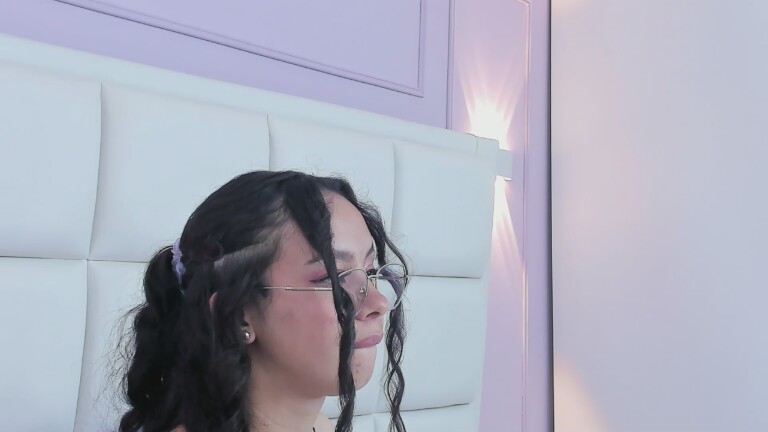 DAPHNEVALUCCI's Streamate show and profile