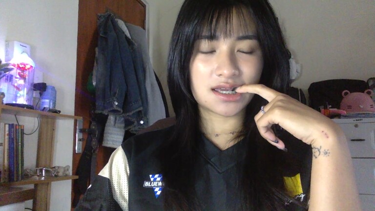 LyLy_94's Streamate show and profile