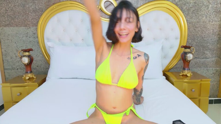 SaraLambert's Streamate show and profile