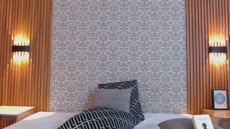 Charlotte_18's Streamate show and profile